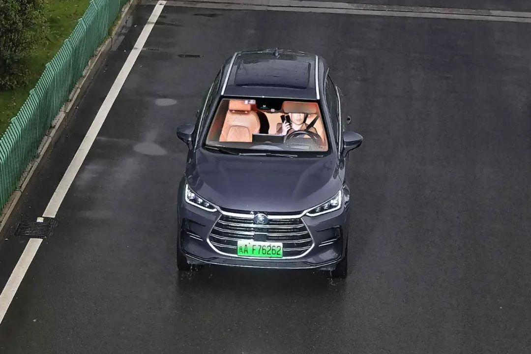 开车玩手机、打电话！福州这些车辆已被抓拍处罚！