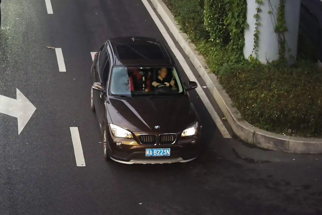 开车玩手机、打电话！福州这些车辆已被抓拍处罚！