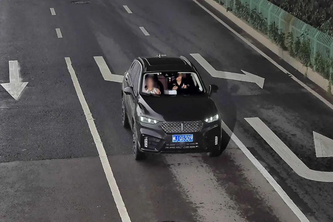 开车玩手机、打电话！福州这些车辆已被抓拍处罚！