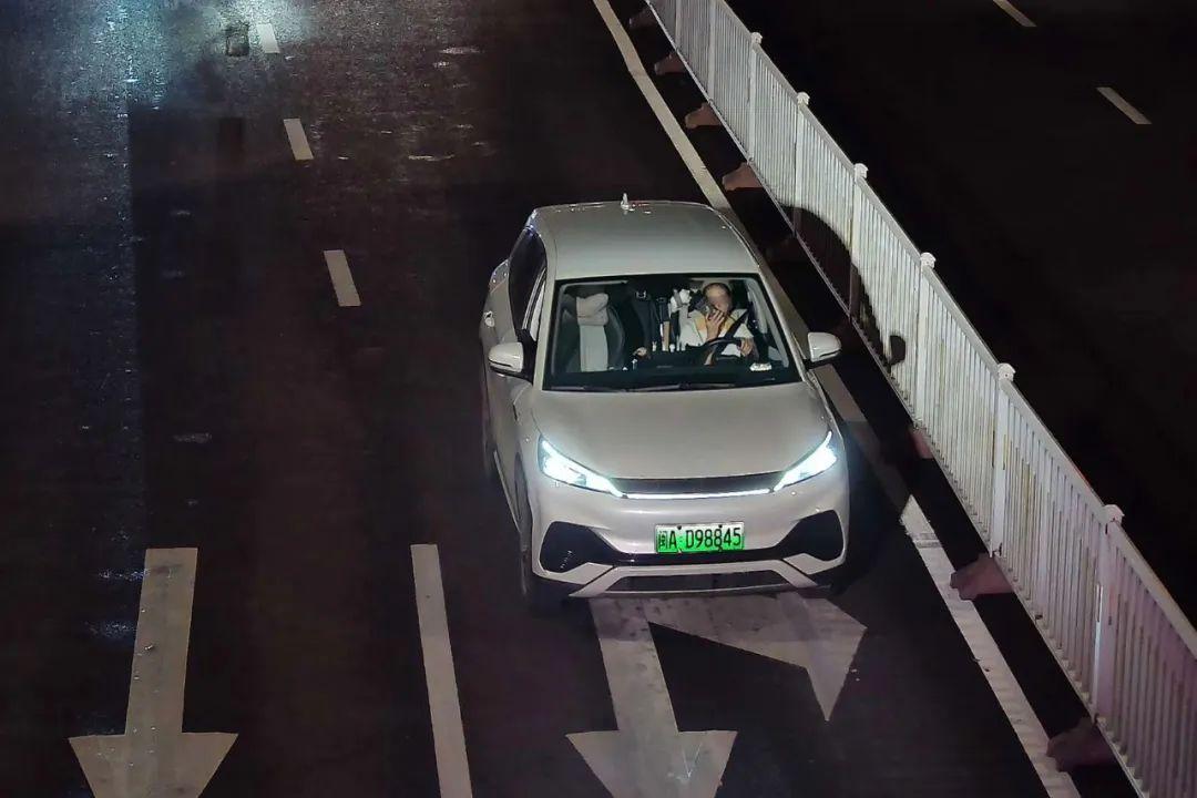 开车玩手机、打电话！福州这些车辆已被抓拍处罚！