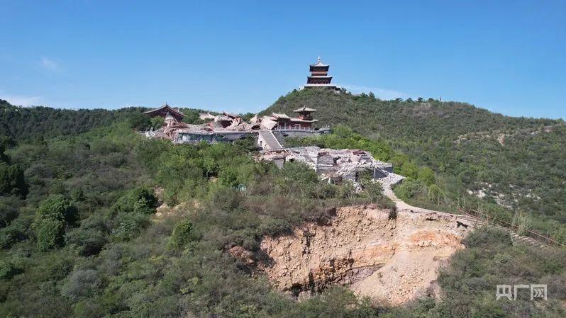 “听到轰隆一声”！太原一博物馆有建筑坍塌，山体出现大坑！