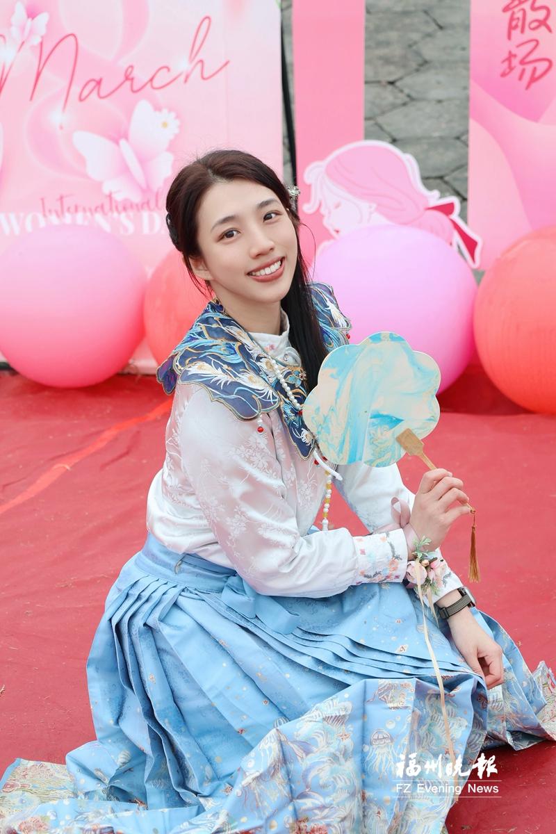 台湾姑娘黄姿华成为两岸同胞沟通的“小桥梁”