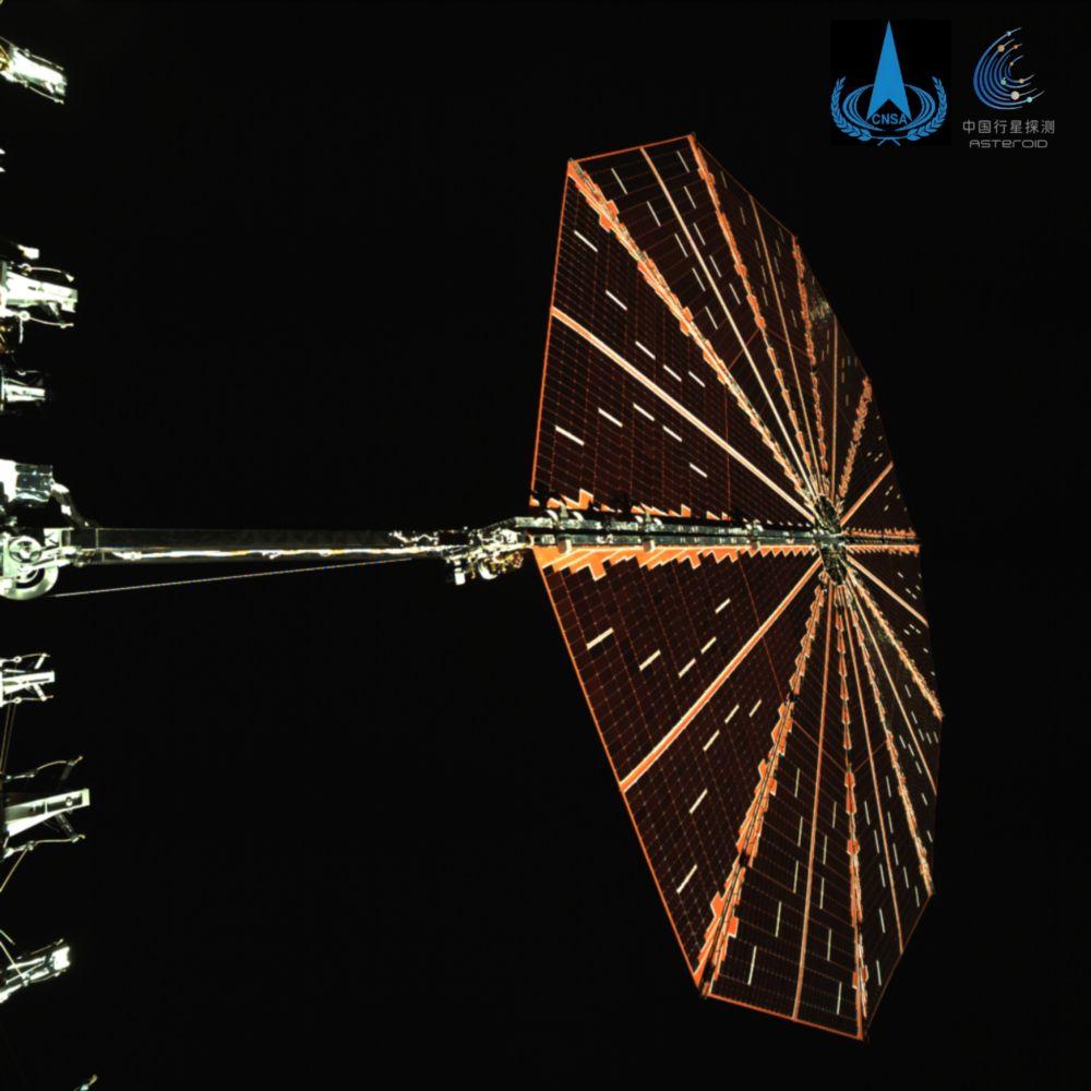 天问二号探测器在轨状态如何？圆形柔性太阳翼展开图片来了