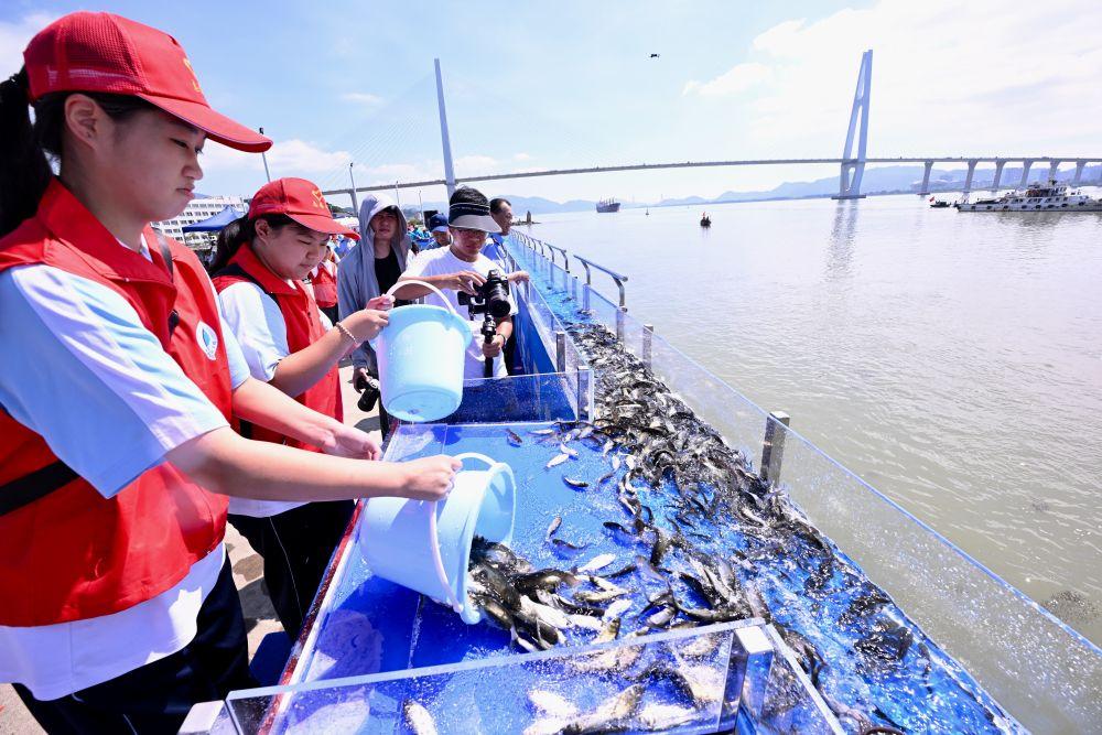 全国水生生物同步增殖放流主会场活动在福州举行
