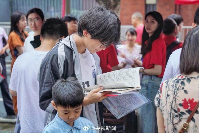 高考考场外全国统一动作