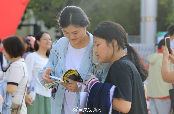 高考考场外全国统一动作