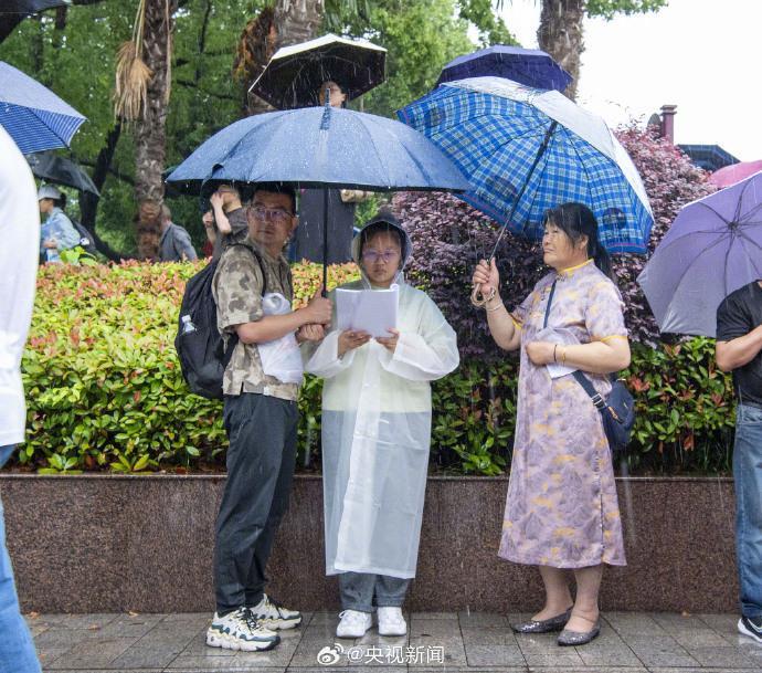高考考场外全国统一动作