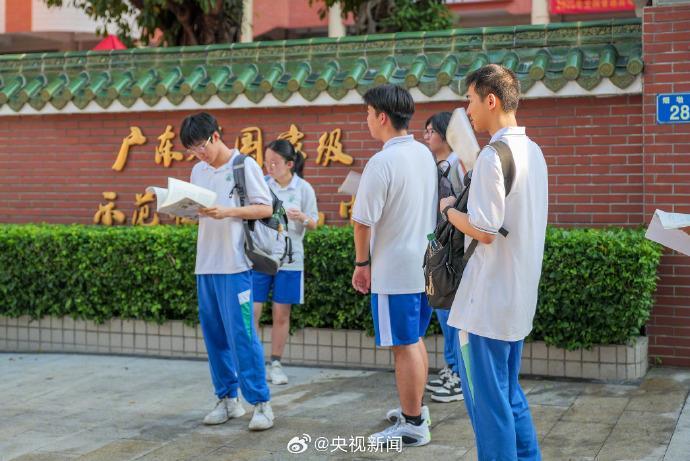 高考考场外全国统一动作