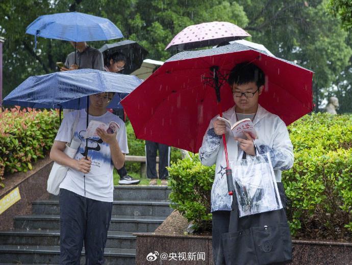 高考考场外全国统一动作