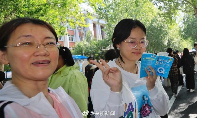 高考考场外全国统一动作