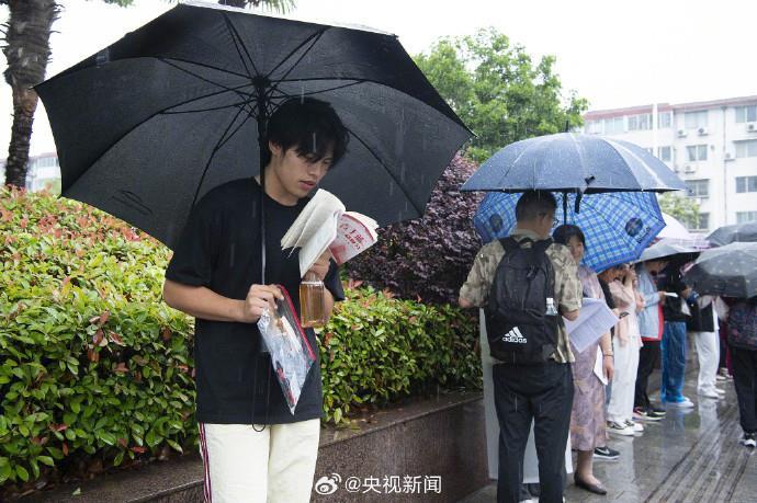 高考考场外全国统一动作