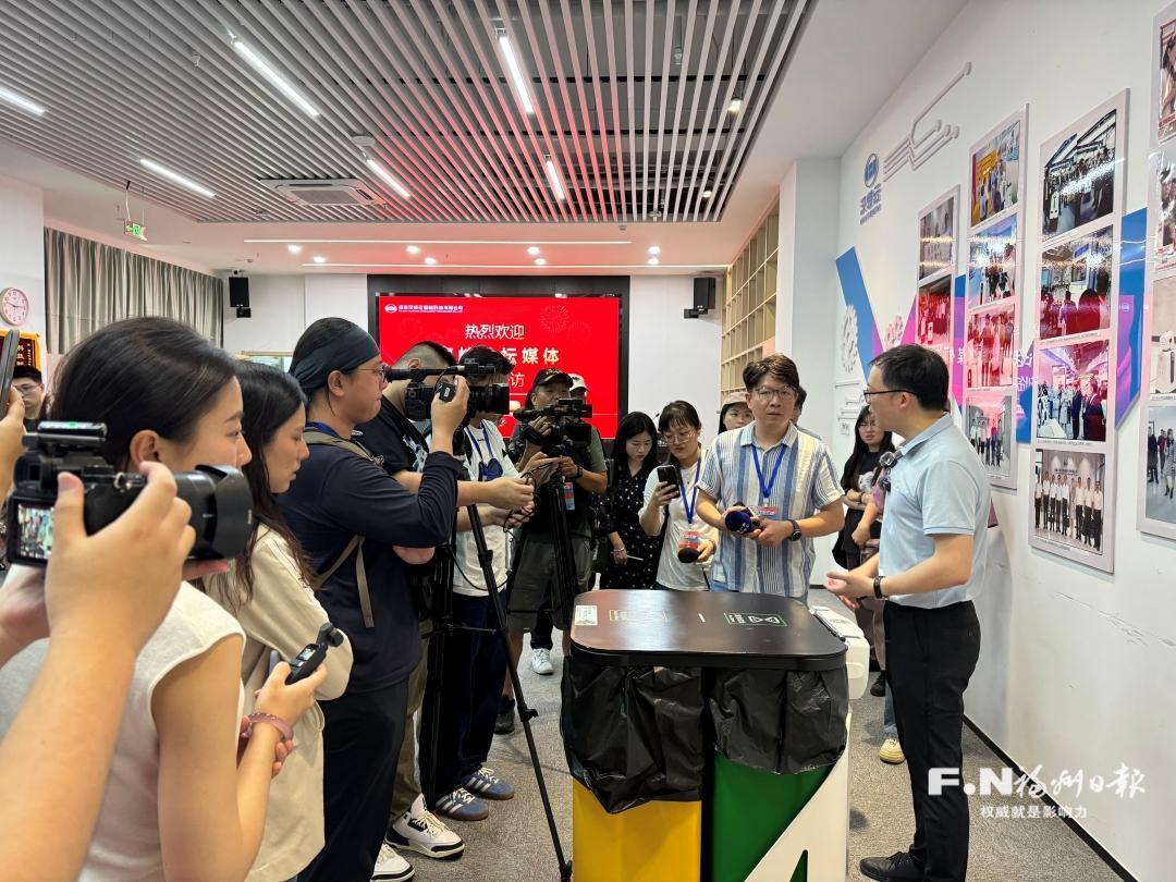 两岸媒体人实地感受福州智造 高科技机器人获点赞