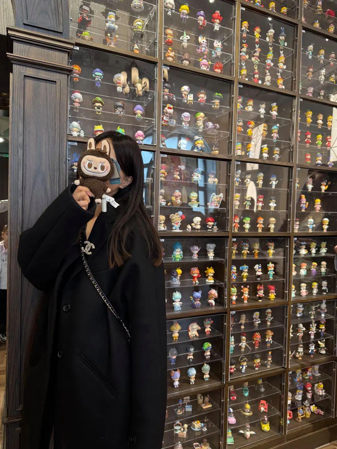 女生兼职给LABUBU钩衣服月入超2万元