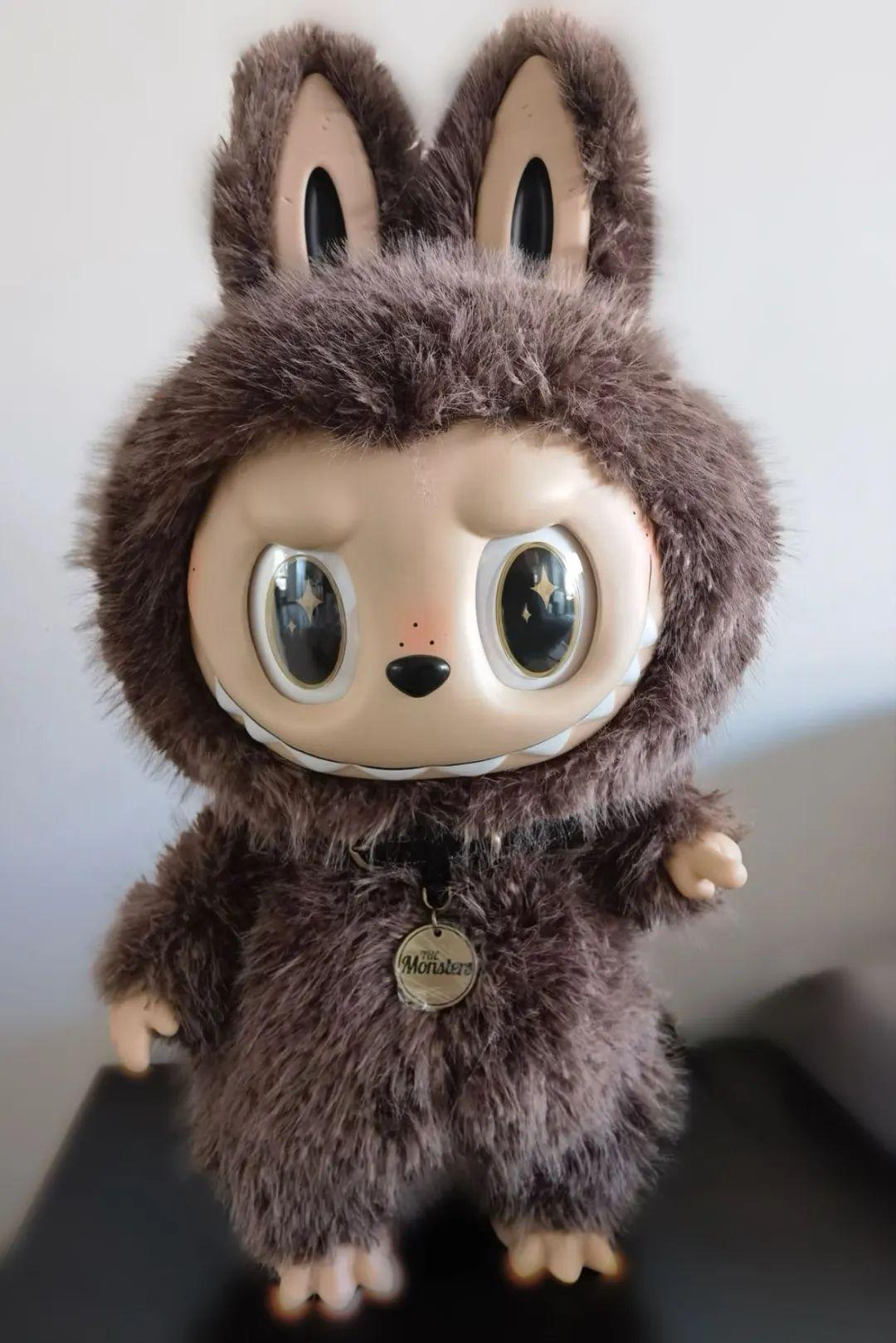 女生兼职给LABUBU钩衣服月入超2万元