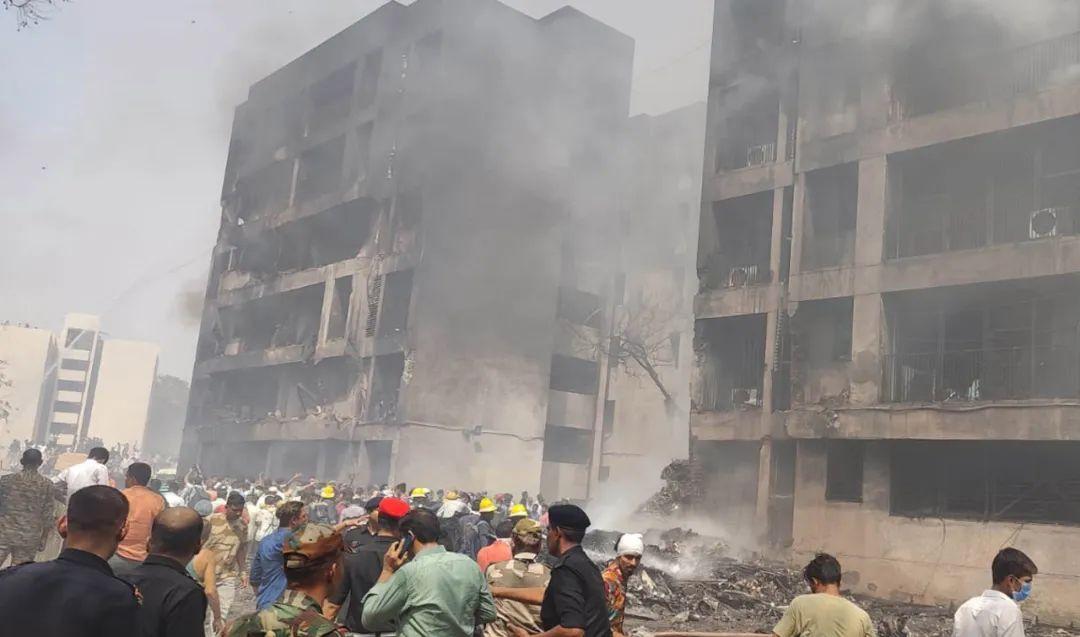 持续更新丨印度警方称坠机事故中发现一名幸存者