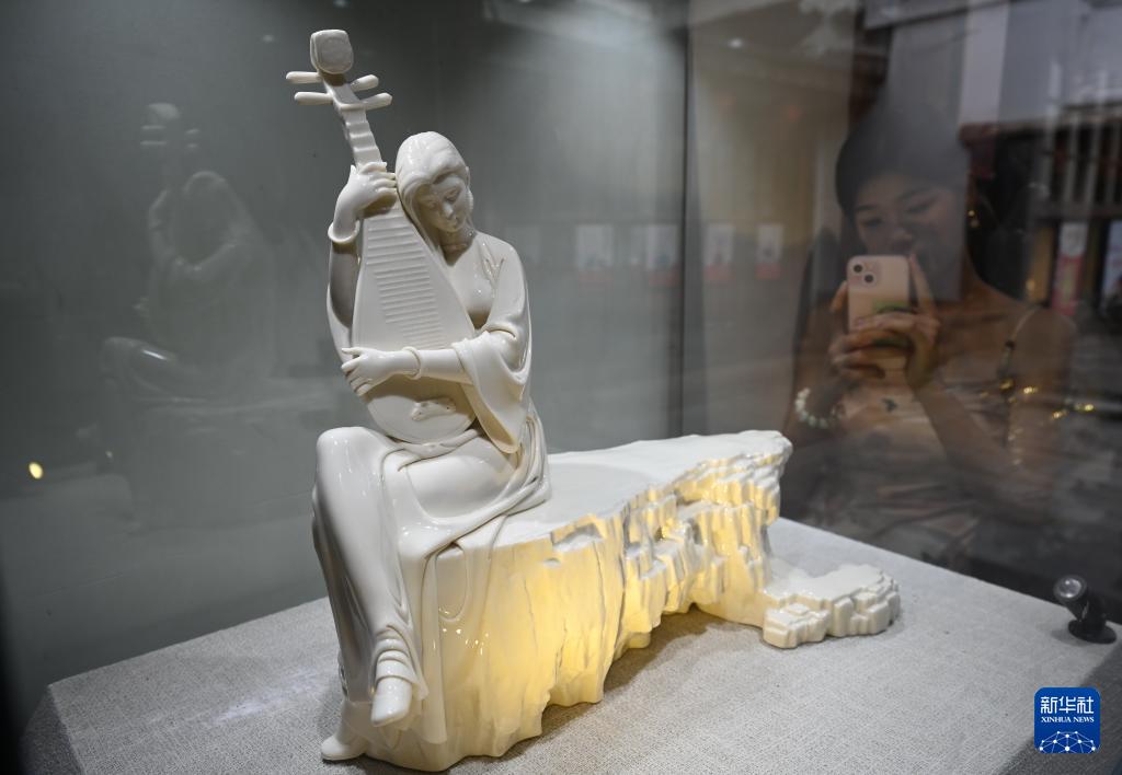 百余件德化陶瓷工艺美术作品亮相福州