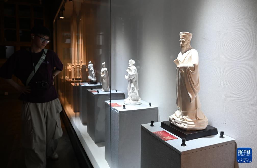 百余件德化陶瓷工艺美术作品亮相福州