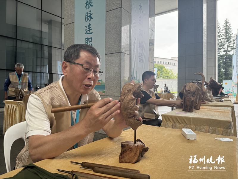 榕台匠人同台比拼木根雕技艺