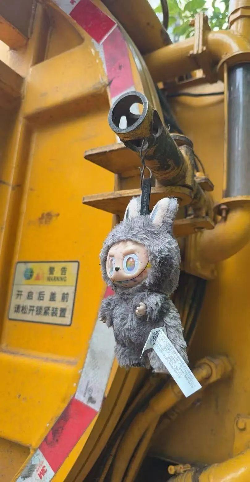 大爷捡到LABUBU随手挂吸粪车被买走