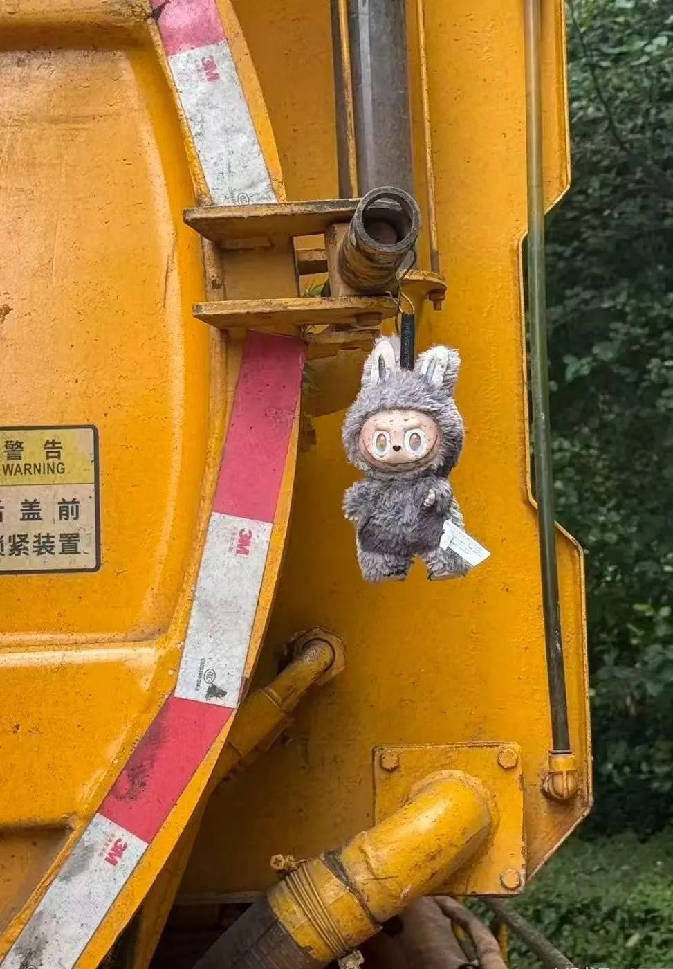 大爷捡到LABUBU随手挂吸粪车被买走