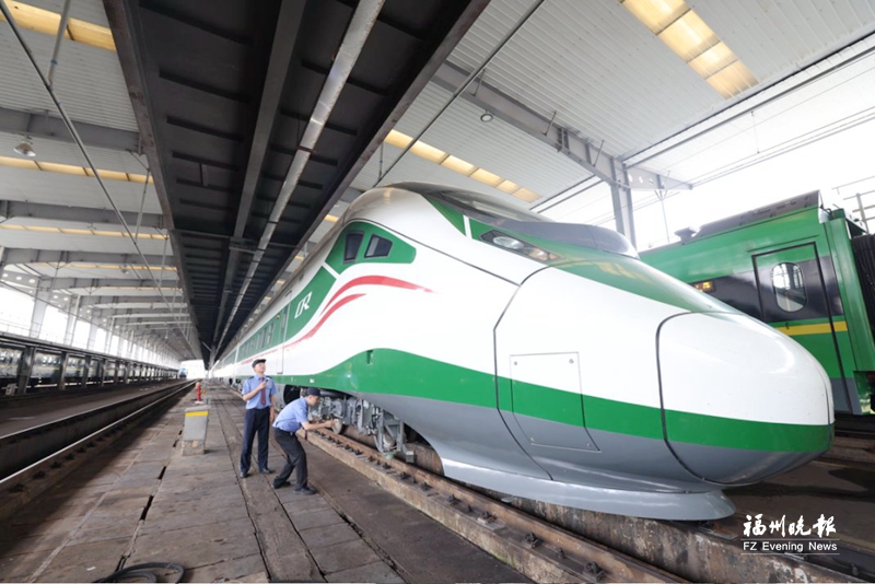 福厦铁路“AD钙奶”动车开跑