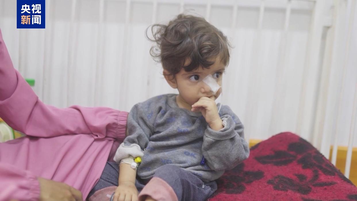 加沙15岁男孩饿到只剩18公斤