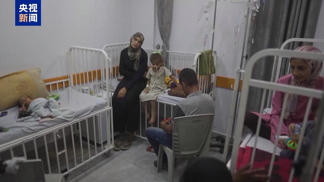 加沙15岁男孩饿到只剩18公斤