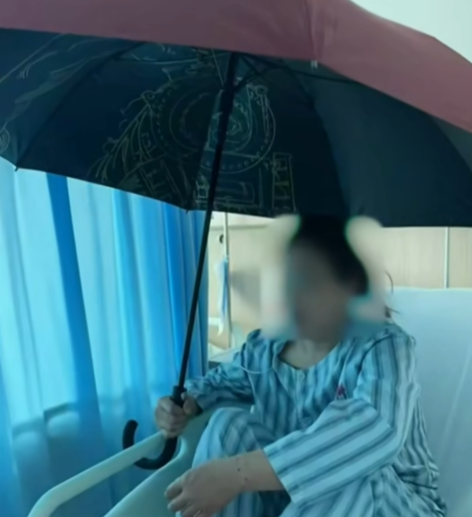 30岁女子突然性情大变！非要在屋里撑红伞，家人崩溃……