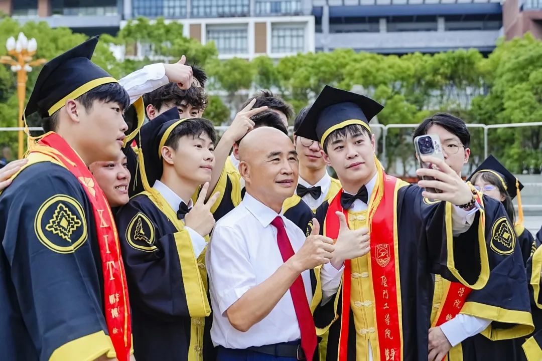 慕了！福建高校这些毕业礼物太宠了！