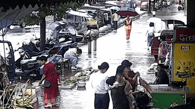 5岁女孩街头猛敲警车