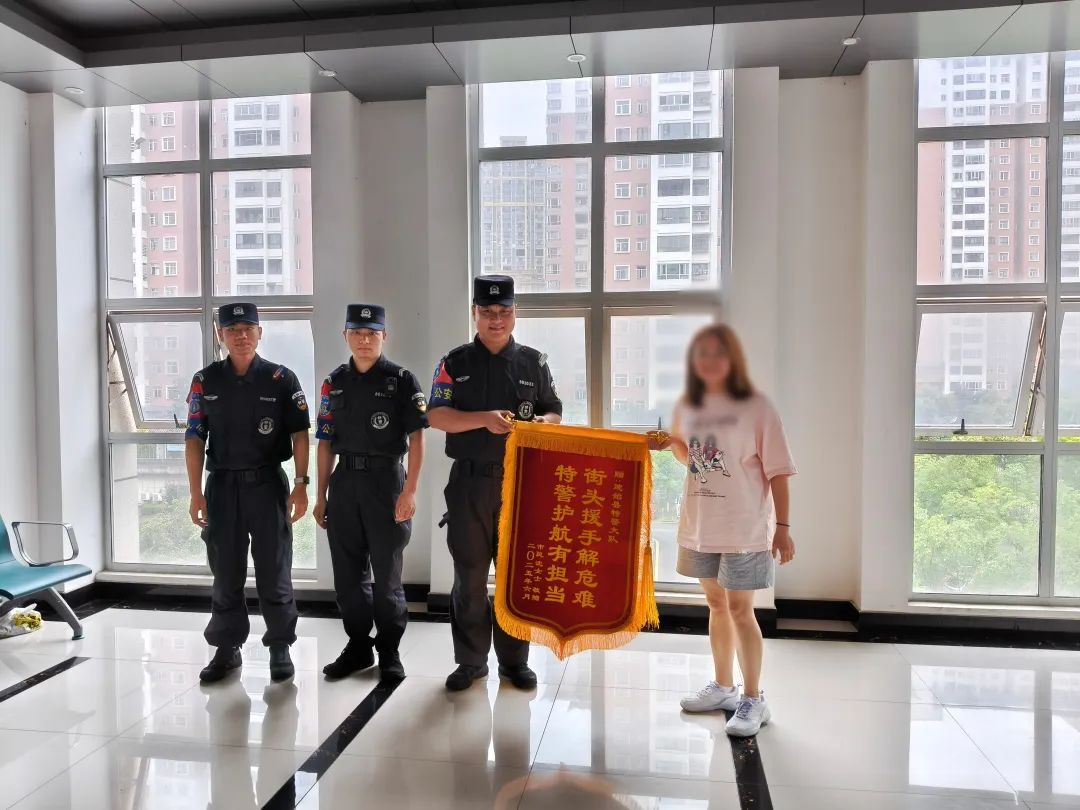 5岁女孩街头猛敲警车