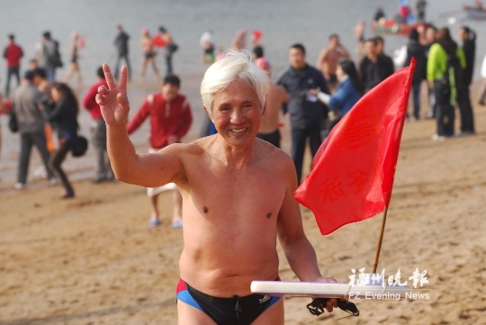 陈宏忠：冬泳60载 游出高水平