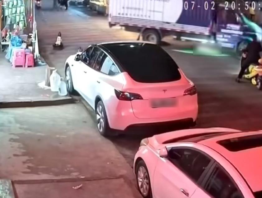 男童躺街上被碾死 司机：内疚又冤枉