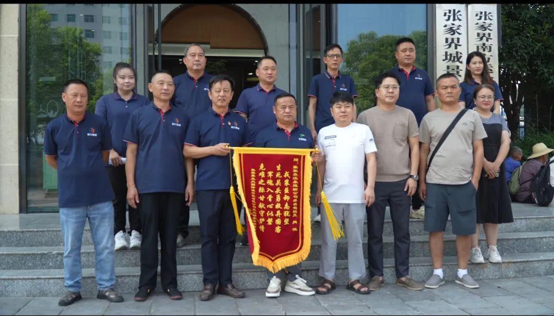 张家界司机用生命救下一车韩国游客