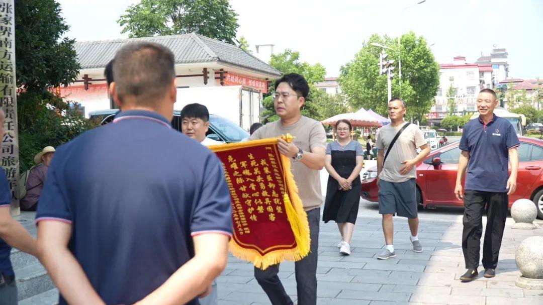 张家界司机用生命救下一车韩国游客