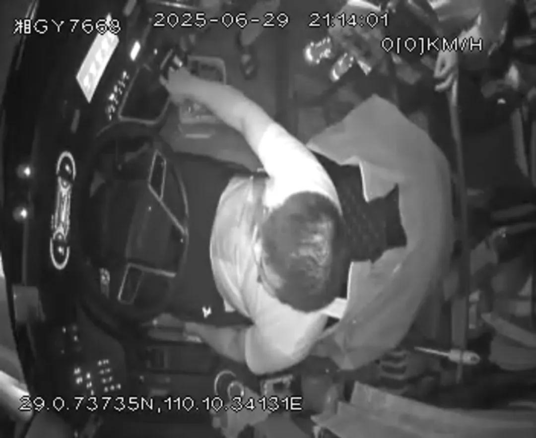 张家界司机用生命救下一车韩国游客