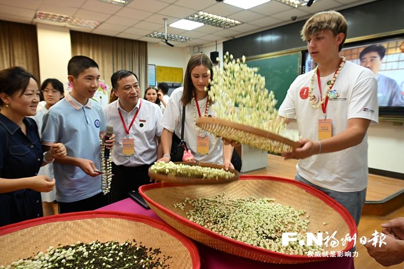 中美青少年以歌会友唱响榕城校园