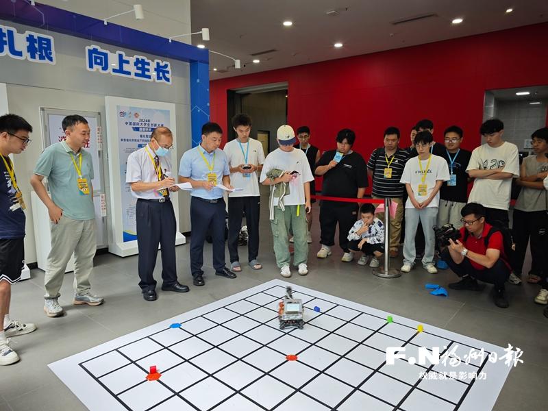 兩岸青年在榕競技交流：智能領(lǐng)域比技術(shù) 綠茵場上賽技能