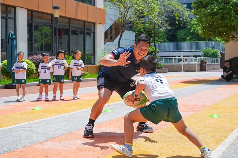 台青教练进幼儿园推广橄榄球