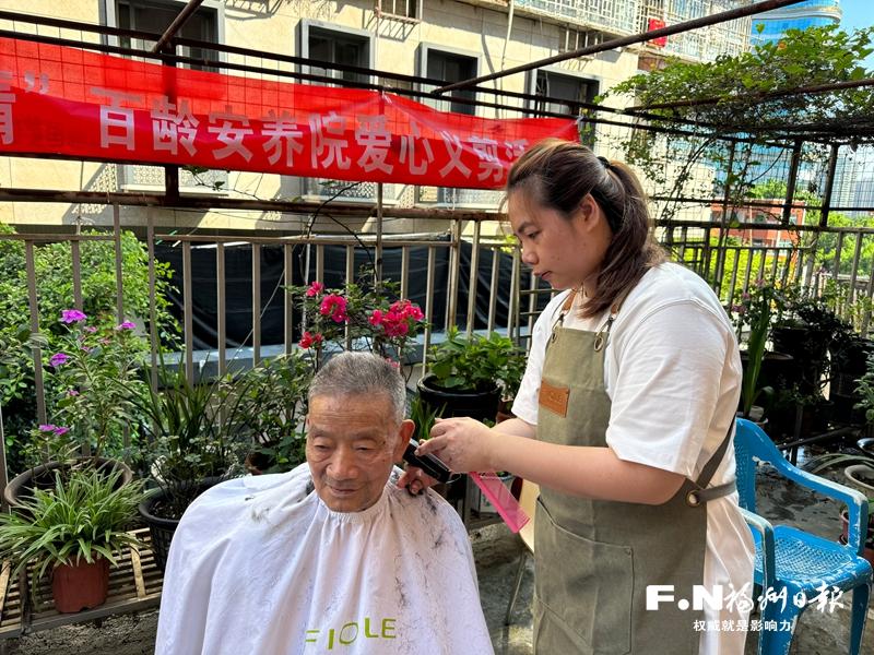 臺灣發(fā)型師走進(jìn)福州養(yǎng)老院 暖心義剪送去夏日清爽