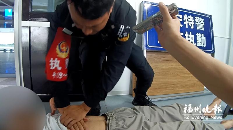 旅客心搏骤停 民警紧急心肺复苏 2分钟“抢”回生命