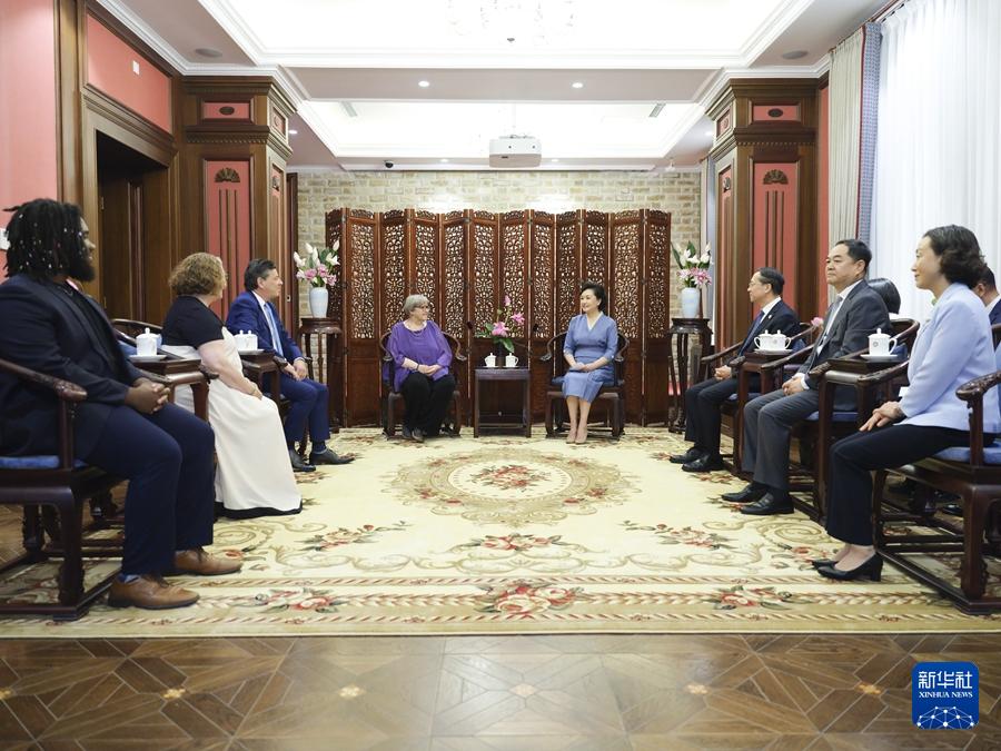 彭丽媛出席2025年“鼓岭缘”中美青少年联谊活动
