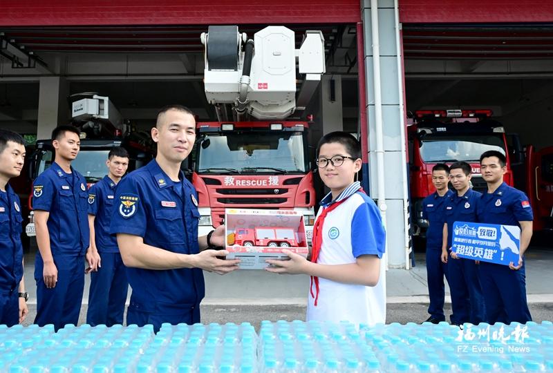 小志愿者连续6年送出“大温暖” 今年打算捐赠2400瓶饮用水