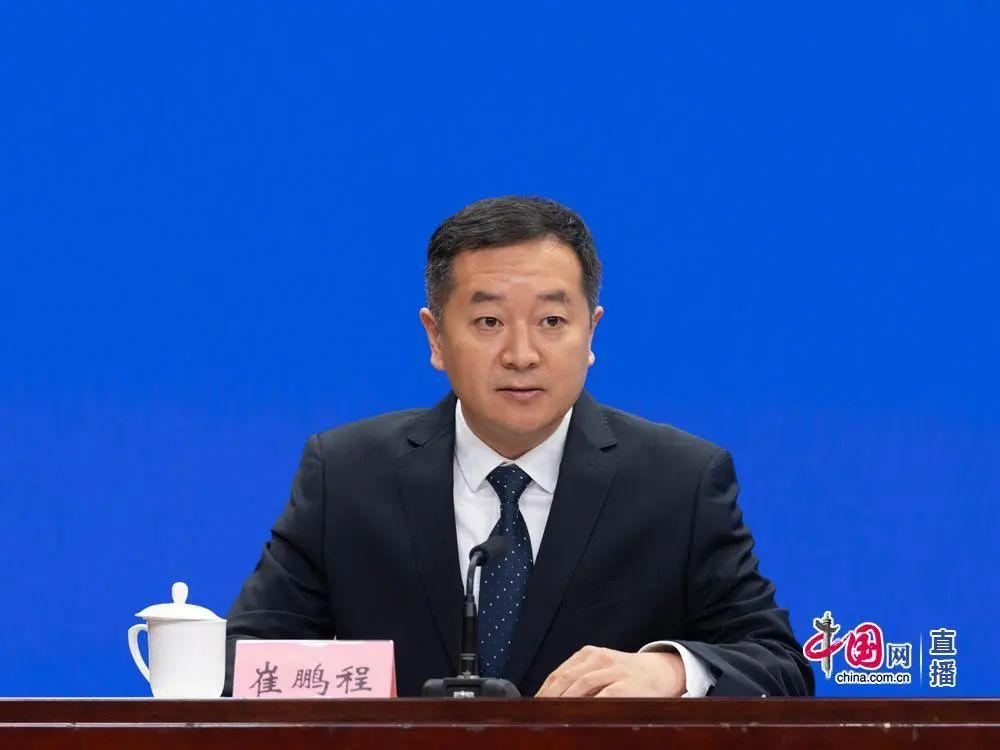 人社部新任新闻发言人，公开亮相