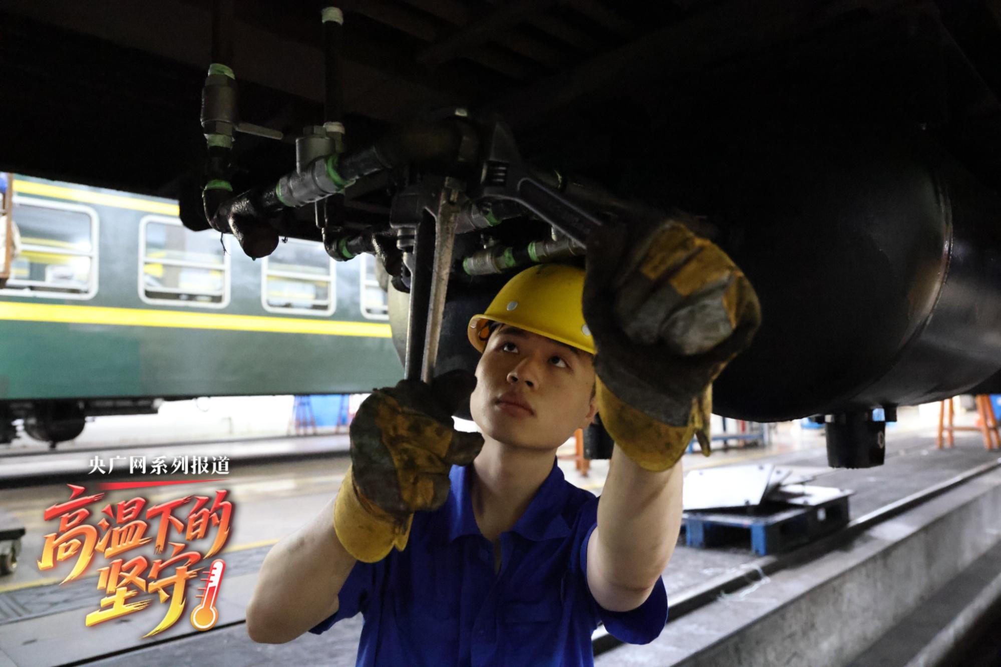 高温下的坚守丨“泡泡行动”里 铁路人的坚守担当