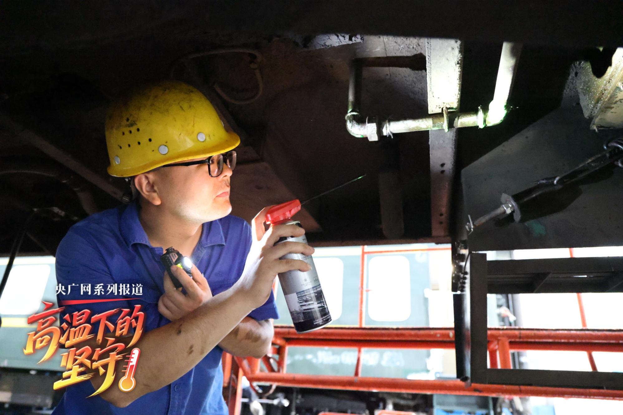 高温下的坚守丨“泡泡行动”里 铁路人的坚守担当