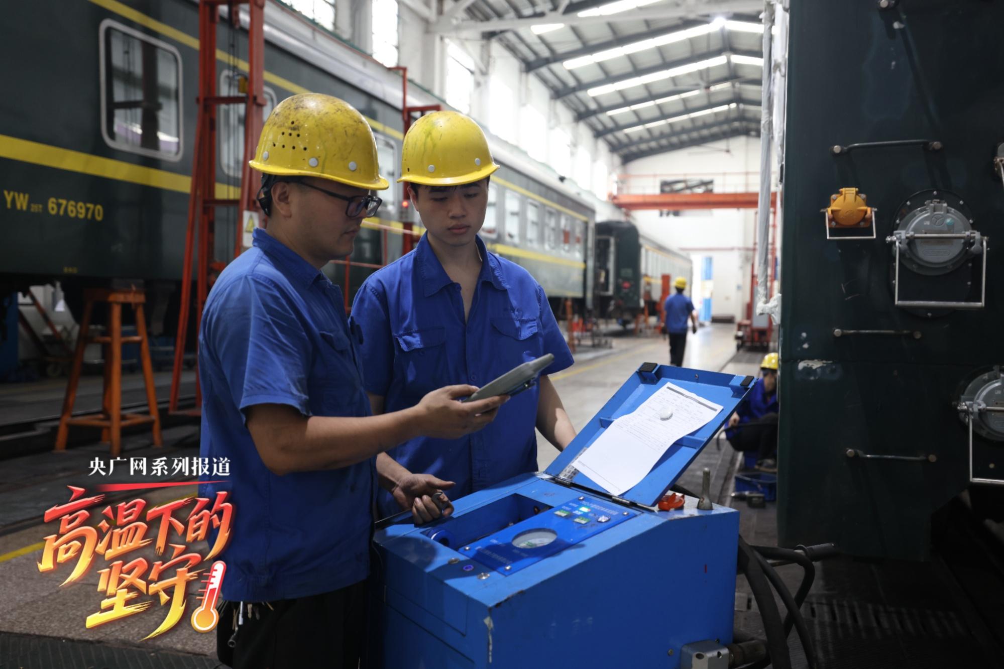 高温下的坚守丨“泡泡行动”里 铁路人的坚守担当