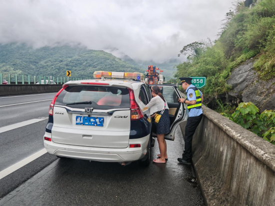京台高速大巴故障滞留 福州多部门协作半小时接力转运39名滞留乘客