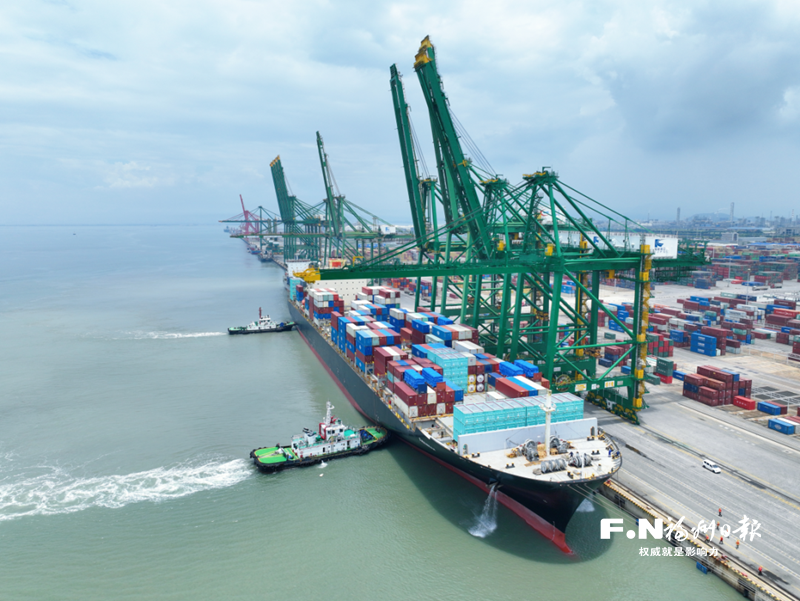 两艘国际航线船舶 同日首靠江阴港区