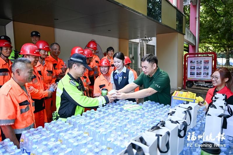 福州：“爱心茶摊”情暖一线劳动者